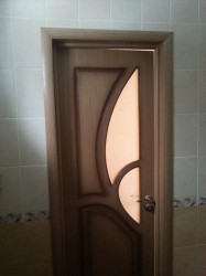 Монтаж межкомнатной двери со стеклом